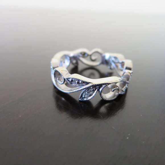 14K White Gold 0.25-0.3Ct TW Diamond Distinctive Swirling Leaf Design Ring Sz 4